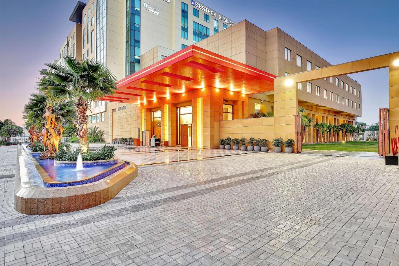 Radisson Red Chandigarh Mohali Exterior photo Holiday Inn, Hyderabad