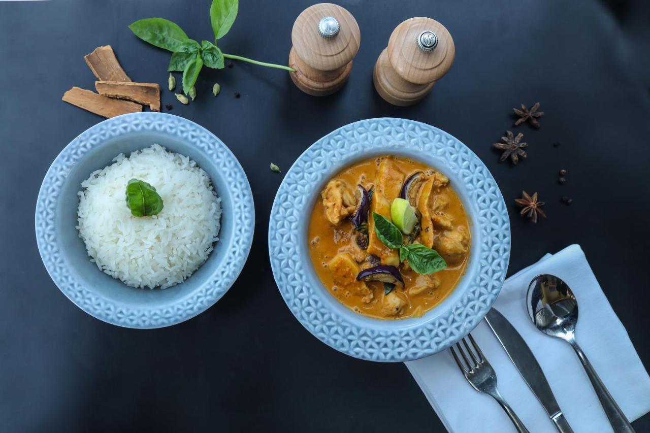 Radisson Red Chandigarh Mohali Exterior photo Thai food